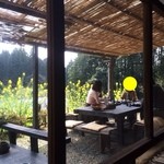 工房わらべ - 店内から見たテラス席。