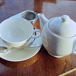 ベイコートカフェ - 白いカップで、陶製のポットですｗ　さすがに美味しい紅茶の認定店ですねｗ　ちゃんとしてますｗ