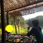 工房わらべ - 店内から続くテラス席の様子。