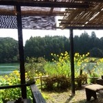 工房わらべ - 気持ち良いテラス席。