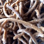 工房わらべ - 生蕎麦の素揚げアップ。