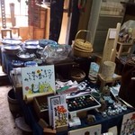 工房わらべ - レジ付近に雑貨やお皿が販売されていました。