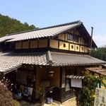 工房わらべ - 駐車場から見た店舗。