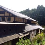 工房わらべ - 駐車場の端から見た店舗。