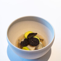 レストラン オオツ - 2024.7 磯崎産黒鮑ブイヨン仕立て（生ハム、椎茸、鮑出汁）ズッキーニトロンベッタ サマートリュフ