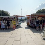 Mauto Caffè - チーズ屋(左) と肉屋(右)