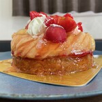 パティスリー リョーコ - フレームを外すとタルトと桃のバランスが面白いのがわかる