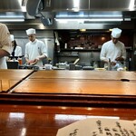 銀座ろくさん亭 - 目の前で仕込みが見られるエンターテイメント性