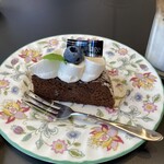Noshi's Cafe - チョコスポンジに生クリーム、安定の美味しさ。