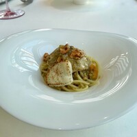 リストランテ　ウミリア - メカジキとスカモルツァチーズのブッタネスカビアンコ　スパゲッティーニ(半人前)
                      
                      オイル系のさっぱりパスタ。アンチョビの塩っけが食欲をそそります。燻製されたモッツァレラチーズがもっちりしていて美味。