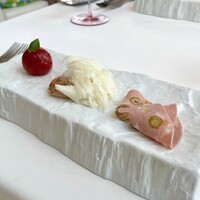 リストランテ　ウミリア - オードブル盛り合わせ
                    
                    グリーンオリーブのハム
                    ホタテ&チーズ
                    トマトのレモネード漬け&ミント
                    
                    チーズがとろろ昆布のようにふわふわ。炙ったホタテとよく合います。