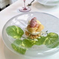 リストランテ　ウミリア - 桃のデザート
                    
                    上から桃のジェラート、桃のシャーベット、カットした桃、ムース、練乳。ムースが甘さ控えめなので、桃そのものの甘さをしっかり楽しめます。見た目も清楚で愛らしい。幸せを運ぶデザートです。