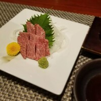 和風牛肉料理 まつもと - 黒毛和牛の炙り刺し(熱した鉄板で自分の好みに焼きをつけます)