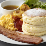 Sakura Cafe Hanon - エッグ＆ミートパンケーキ（ベーコン）