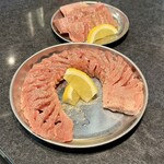 炭火焼肉うしまつ - 手前がダイヤモンドタン、奥が厚切りタン