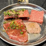 炭火焼肉うしまつ - 1枚売りのお肉たち