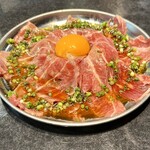 炭火焼肉うしまつ - ツラミの炙りユッケ