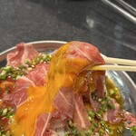 炭火焼肉うしまつ - ツラミの炙りユッケ