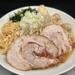 豚風。 - 限定『冷貝出汁蕎麦』（1,350円）＋燻製うずら（150円）＋ショウガ（50円）＋豚増し1枚（200円）、ニンニクコール