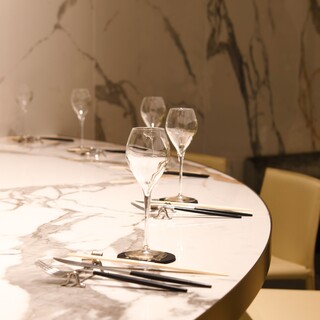 翌4時まで営業。お1人でバーとしても