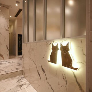 繁華街に立ち並ぶビル中に現れる異空間