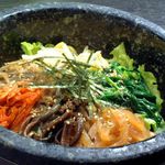 麻布ホルモン舗 - 石焼ビビンバはアツアツの石鍋でこんがり焦げ目が美味