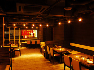 Azabu Horumon Ten - ダウンライトで落ち着いた店内は少人数での食事～大人数でのご宴会にも対応可能。
                        