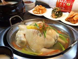 Azabu Horumon Ten - タッカンマリ
                        （要予約）は 鶏を丸ごと一匹煮込んだ、今流行の韓国料理！