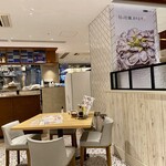 エイス シー オイスターバー - 明るい店内