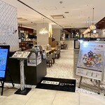 エイス シー オイスターバー - 入口と店内