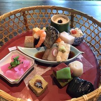韻松亭 - 寄せ豆富、おから、蟹真丈、刺身蒟蒻、湯葉、煮里芋、赤こんにゃく、生麩、揚げ茄子、生麩田楽、松風、海老、卵焼き、野菜を炊いたもの