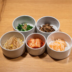 Beef Kitchen Nakamegurohonten - 4 Assorted Namul and Napa Cabbage Kimchi