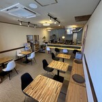 CAFÉ mirai - 広々店内で会議でも