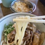 しん田 - 麺は柔やわ　冷なんだけどキュッと締まった感じではない（と言うか冷たくなくてぬるい）