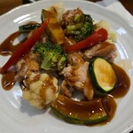 キッチン ブルー グローブ - 鶏もも肉と蒸し野菜のアップ