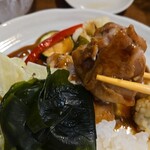 キッチン ブルー グローブ - 大きめなチキン