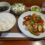 キッチン ブルー グローブ - 鶏もも肉と蒸し野菜のハニーバルサミコ和え