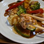 キッチン ブルー グローブ - 鶏もも肉とのアップ、かなり大きめなチキン！