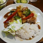 キッチン ブルー グローブ - ごはん、サラダを乗せて