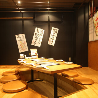 仕切りのある半個室もご用意。本通りアーケード入ってすぐの2階