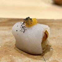 鮨まえだ - 剣先烏賊とバフン雲丹　握り　唐墨　竹炭塩