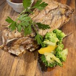 大衆ビストロハルタ - ありそうでない食べ方のプラム醤油添えマグロスペアリブ