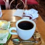喫茶 ブラジル - なみなみに注がれたコーヒー。美味しいです。