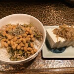 タイニーカフェ - 納豆丼、冷奴