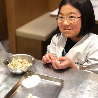 自分で餃子を包めるカウンター席を完備。お子様の体験イベントも