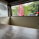 暗黒中華そば 雷電 - 外が見える明るい席もあります。