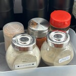 暗黒中華そば 雷電 - 卓上調味料は、煮干し系の「千極パウダー」、頑なに昆布に拘ったという「カタコンブパウダー」、ピリッと辛い赤い粉の「ピリ辛パウダー」、こだわりの普通のミツカン米酢「オーディナリービネガー」の4種類。