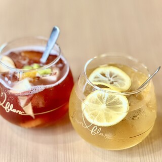 見た目も美しいスパークリングをはじめとする多彩なドリンク♪