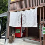 暗黒中華そば 雷電 - 入り口には「仙台・ラーメンとサブカルチャーへの旅路。紡がれる愛しき物語。」と書かれた暖簾が