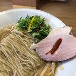めん処 きよ洲 - ざくぎりの水菜もパプリカ。2種類のチャーシューが旨い！